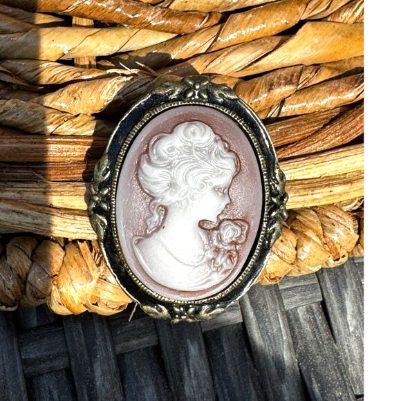 Beautiful antique cameo pin woman and flower - Picture 2 of 5